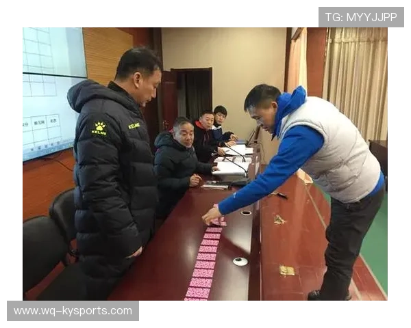 足球裁判在基层推广中实行线上线下混合培训、模拟评分与导师带教并行